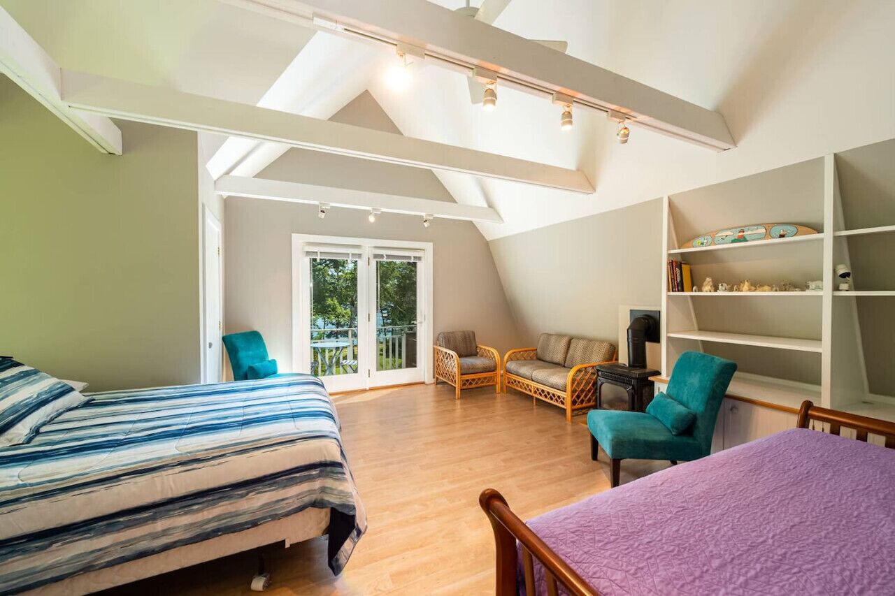 2 chambres, bureau, fer et planche à repasser, lit de bébé portatif