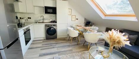 Departamento | Cocina privada | Refrigerador, microondas, horno y parrilla de estufa