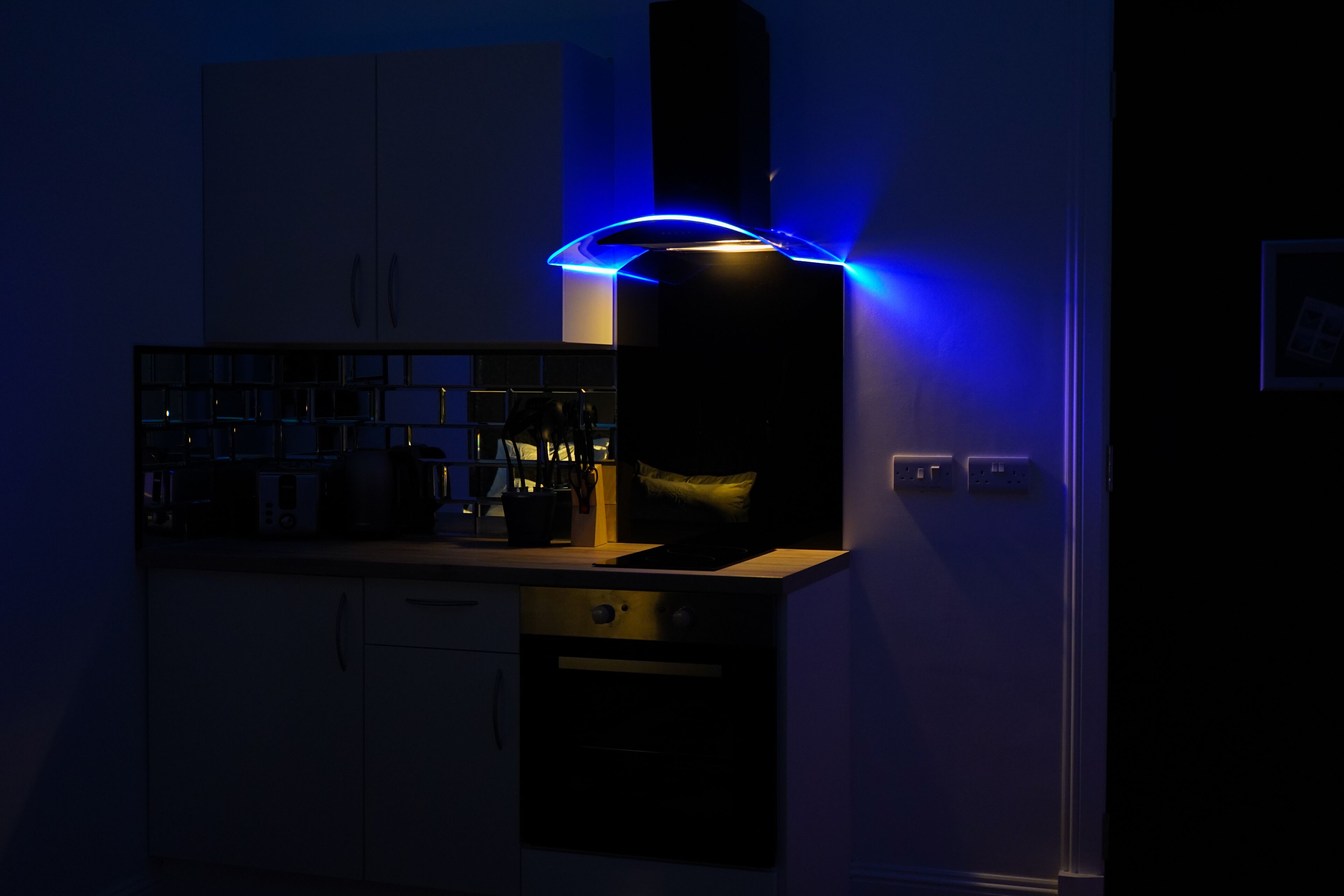 Eine moderne Küche mit Einbauofen, Mikrowelle und Kaffeemaschine.