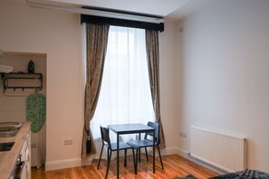 Classic Studio, Non Smoking | In-room dining - Novana ApartHotel (Glasgow)