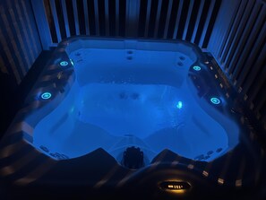 مغطس سبا خارجي