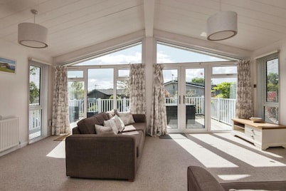Lodge Sleeps 6 With Private Hot Tub