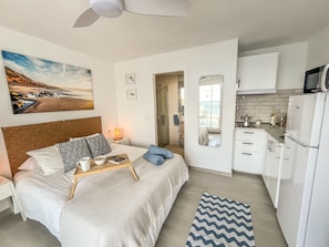 Iron/ironing board, WiFi, bed sheets