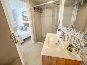 Shower, hair dryer, towels