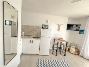 Refrigerador, microondas, parrilla de estufa y cafetera y tetera