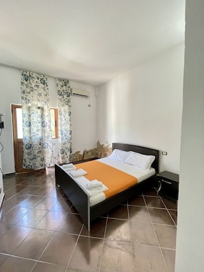 Habitación cuádruple familiar, balcón, vista a la playa | Escritorio, wifi gratis y ropa de cama 