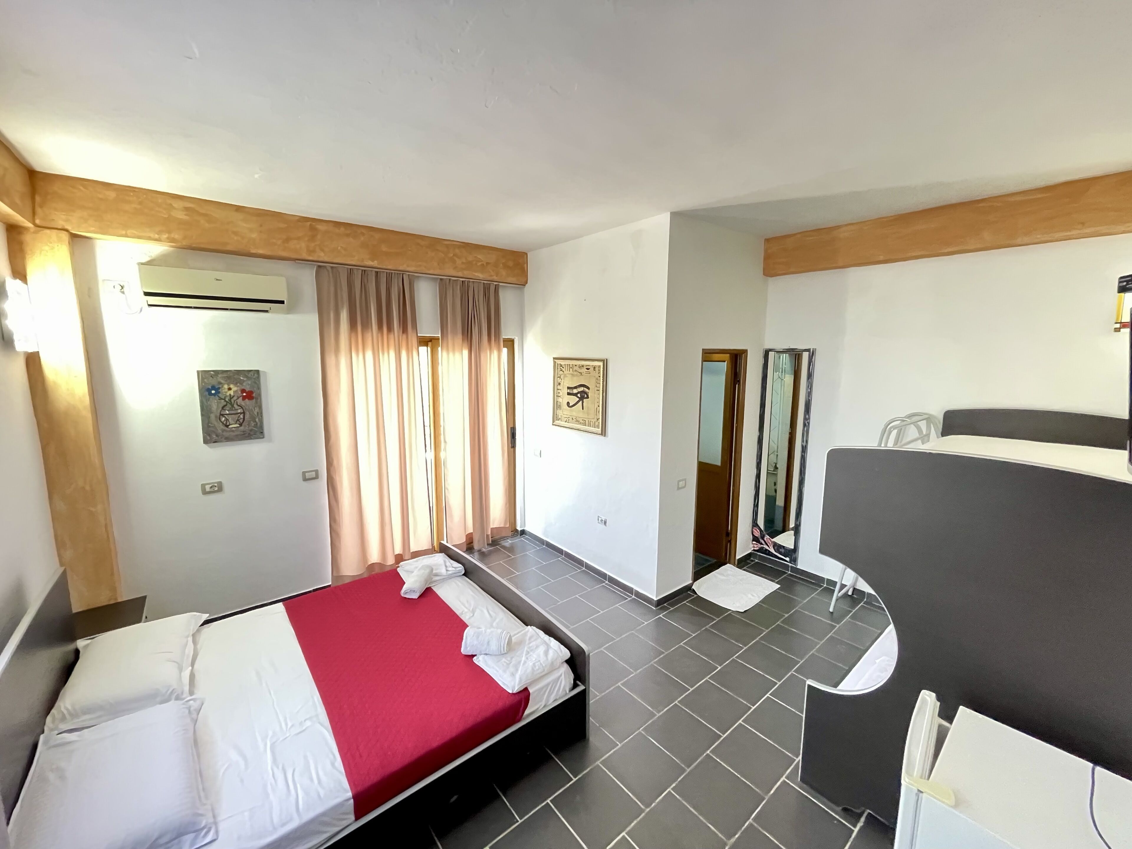 مكتب وواي فاي مجانًا وملاءات أسرّة