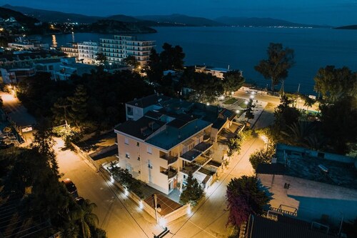 5 minutes to the sandy beach of Tolo. Family sized apartment with a courtyard.