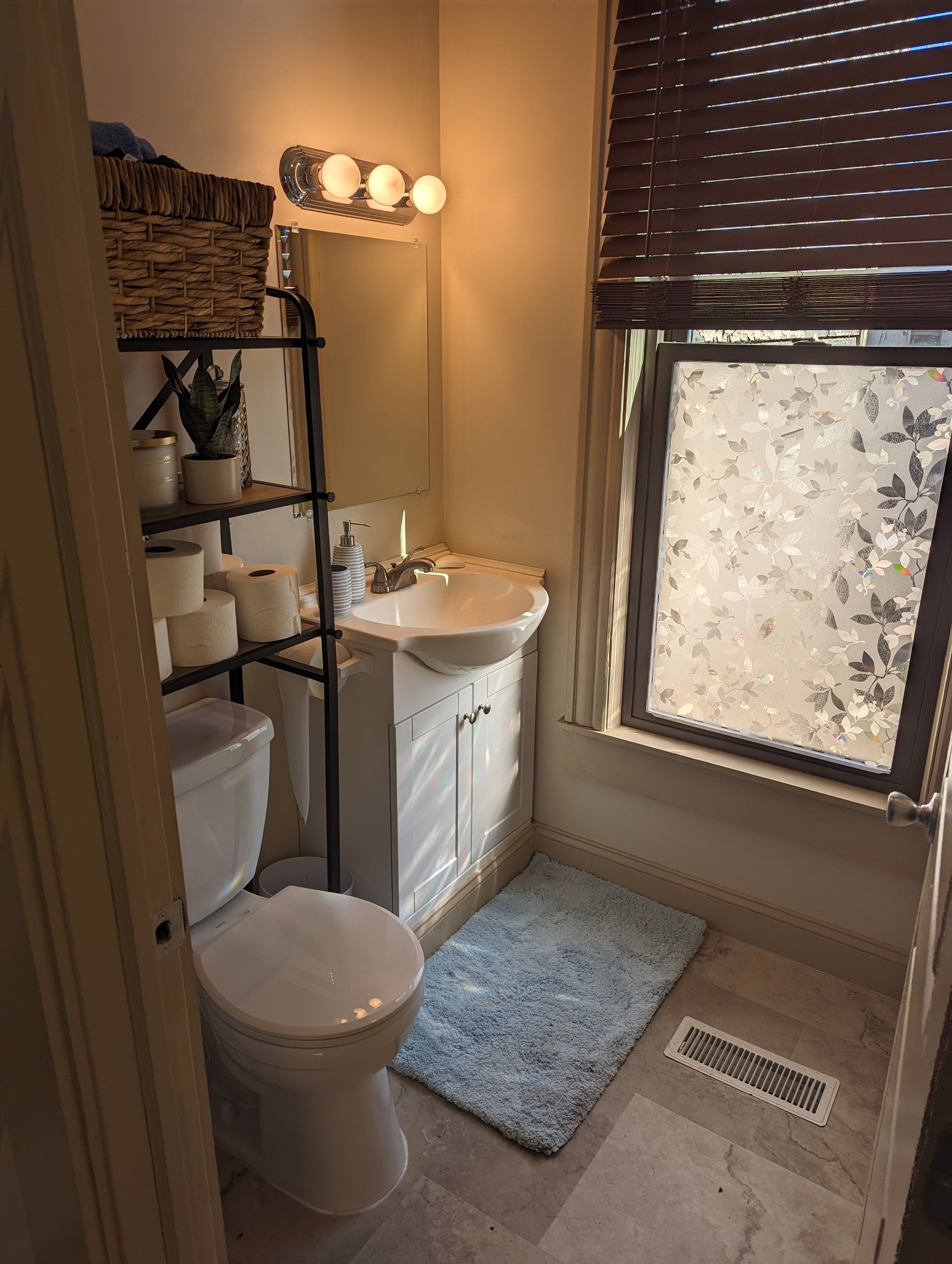 Sèche-cheveux, serviettes fournies, savon, papier toilette