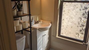 SĂšche-cheveux, serviettes fournies, savon, papier toilette