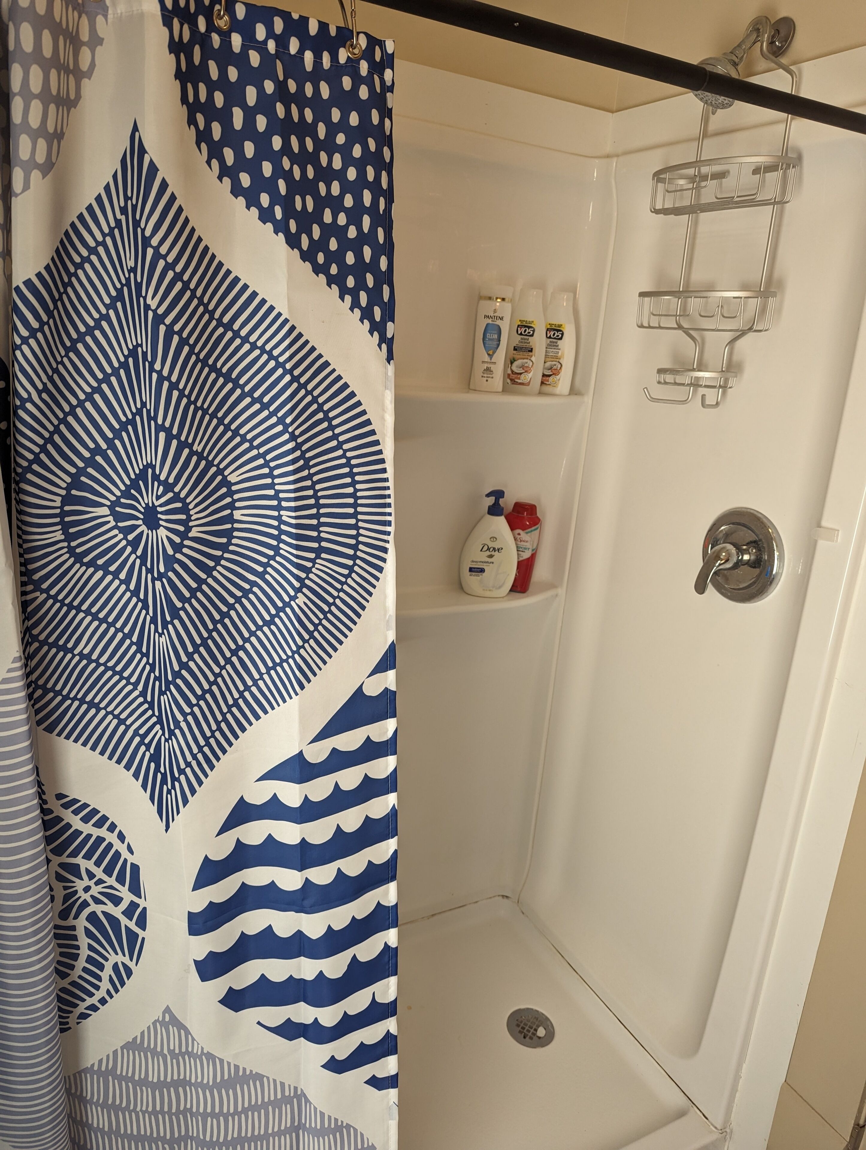 Sèche-cheveux, serviettes fournies, savon, papier toilette