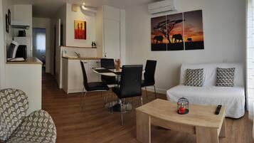 Appartement | Coin séjour | Télévision à écran plat, jouets