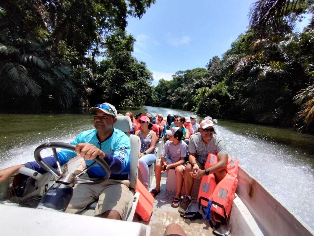 Un tour en barco con pasajeros que llevan chalecos salvavidas.