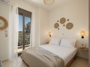 3 bedrooms, iron/ironing board, travel crib, WiFi - Sol Luxury Apartment: 3BD With a Rooftop Mini-Pool, 150m from the Beach (Gerani)