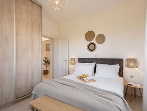 3 bedrooms, iron/ironing board, travel cot, WiFi - Sol Luxury Apartment: 3BD With a Rooftop Mini-Pool, 150m from the Beach (Gerani)