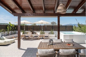 Outdoor dining - Sol Luxury Apartment: 3BD With a Rooftop Mini-Pool, 150m from the Beach (Gerani)