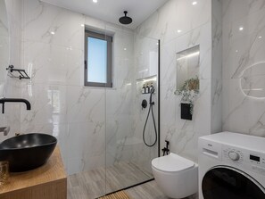 Shower, hair dryer, towels, soap - Sol Luxury Apartment: 3BD With a Rooftop Mini-Pool, 150m from the Beach (Gerani)