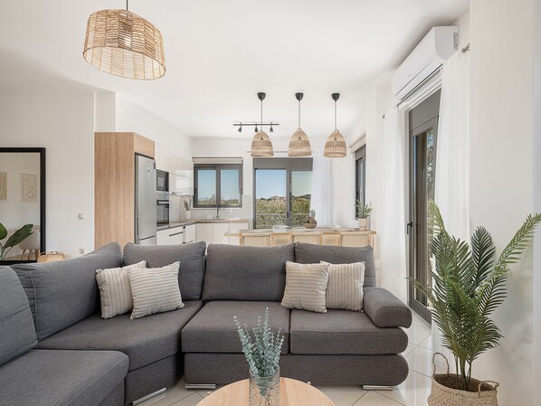 Smart TV, fireplace, books - Sol Luxury Apartment: 3BD With a Rooftop Mini-Pool, 150m from the Beach (Gerani)
