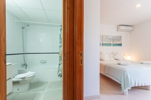 Badewanne, Haartrockner, Handtücher, Seife