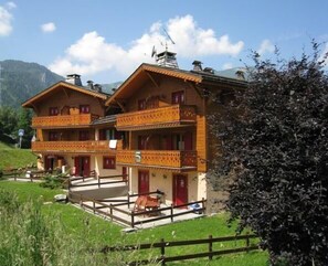 Exterior - 300m from resort center, 3rd floor, view mountain, balcony, fireplace or stove, tv, 38m² (Les Houches)