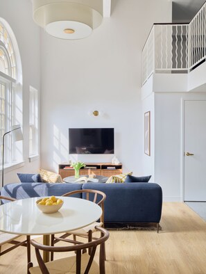 تلفزيون بشاشة مسطحة بحجم 50-بوصة يعرض قنوات تلفزيونية باشتراك مدفوع