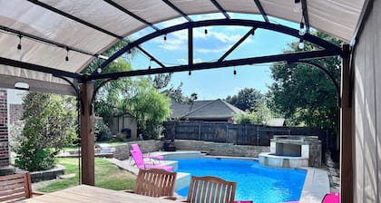Magic Oasis, Pool, Pavilion on large lot, Fantastic View, Sleep 16