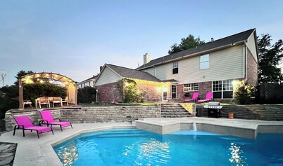 Magic Oasis, Pool, Pavilion on large lot, Fantastic View, Sleep 16

