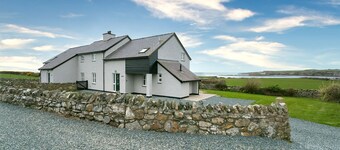 Penrhyn Isa Un -  an on the beach that sleeps 6 guests  in 3 bedrooms