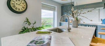 Penrhyn Isa Un - an on the beach that sleeps 6 guests in 3 bedrooms