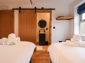 2 Schlafzimmer, individuell dekoriert, individuell eingerichtet