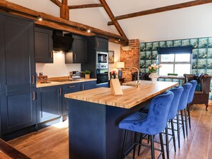 Kjøleskap, oppvaskmaskin, vannkoker og brødrister