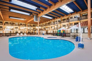 Una piscina cubierta