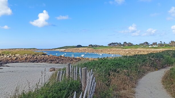 A coastal landscape with a sandy beach, rocky outcrops, and a path leading to the shore. - "koantig" Maison/site Exceptionnel, Tregastel,perros Guirec, Trébeurden,calme, (Pleumeur bodou)