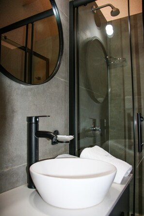 DOMO DELUXE | Bathroom | Shower, rainfall showerhead, free toiletries, hair dryer - Domos Park (Villa Gesell)
