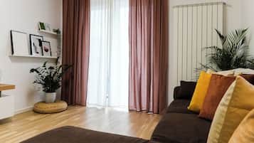 Apartament prèmium | Sala d'estar | Televisor intel·ligent de 60 cm amb canals per cable i Netflix