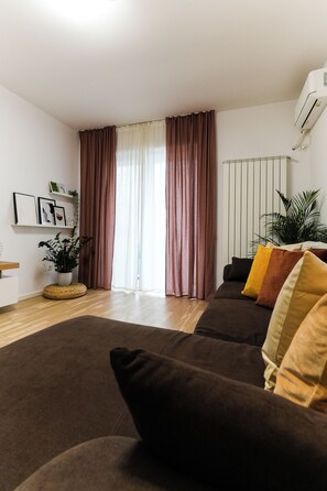 Apartamento premium | Área de estar | Smart TV 60 cm com canais a cabo, Netflix, serviços de streaming