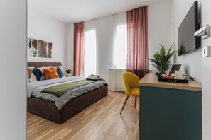 1 bedroom, desk, laptop workspace, blackout curtains - Amalia (Bucharest)