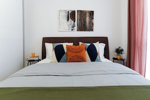 1 bedroom, desk, laptop workspace, blackout curtains - Amalia (Bucharest)