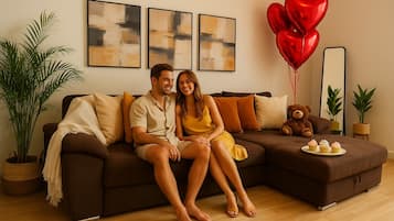 Căn hộ Premium | Khu phòng khách | Smart TV 60-cm có truyền hình cáp, Netflix, dịch vụ stream