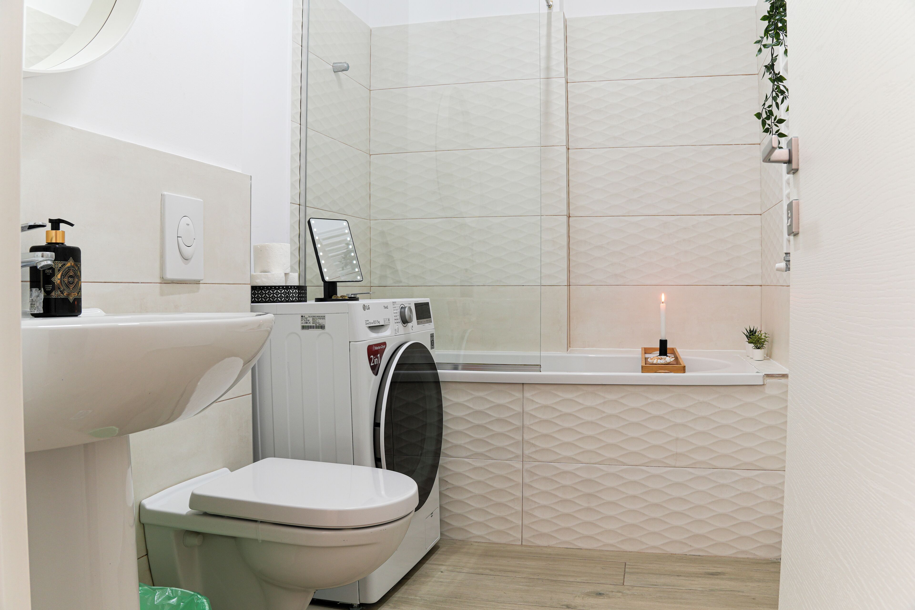 Apartamento premium | Banheiro | Chuveiro/banheira combinados, chuveiro com efeito de chuva