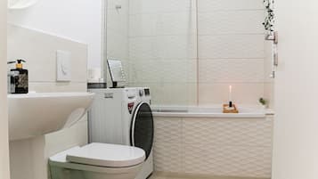 Apartamento premium | Banheiro | Chuveiro/banheira combinados, chuveiro com efeito de chuva