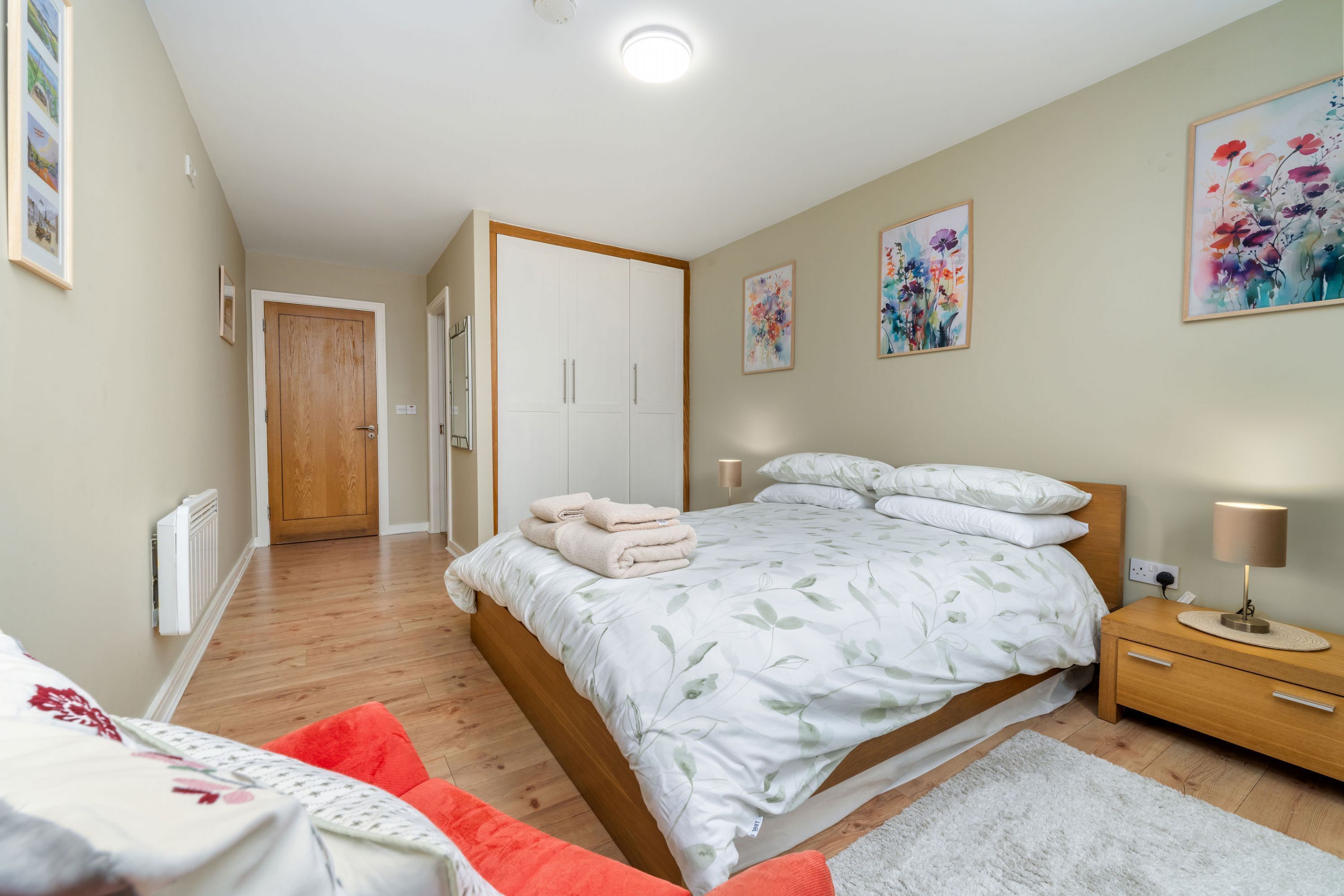 2 dormitorios, tabla de planchar con plancha, wifi y ropa de cama