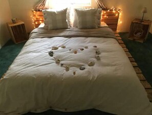 2 bedrooms, travel cot, free WiFi, bed sheets