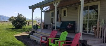 2-bedroom cottage 10 minutes from downtown La Grande in a quiet rural setting.