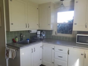 Fridge, microwave, oven, stovetop - 2-bedroom cottage 10 minutes from downtown La Grande in a quiet rural setting. (La Grande)