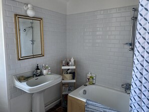 Regadera, secadora de cabello, jabón, shampoo 