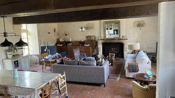 Televisio, DVD-soitin, kirjoja, musiikkikirjasto