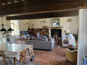 Tv, dvd-spelare, böcker och ett musikbibliotek