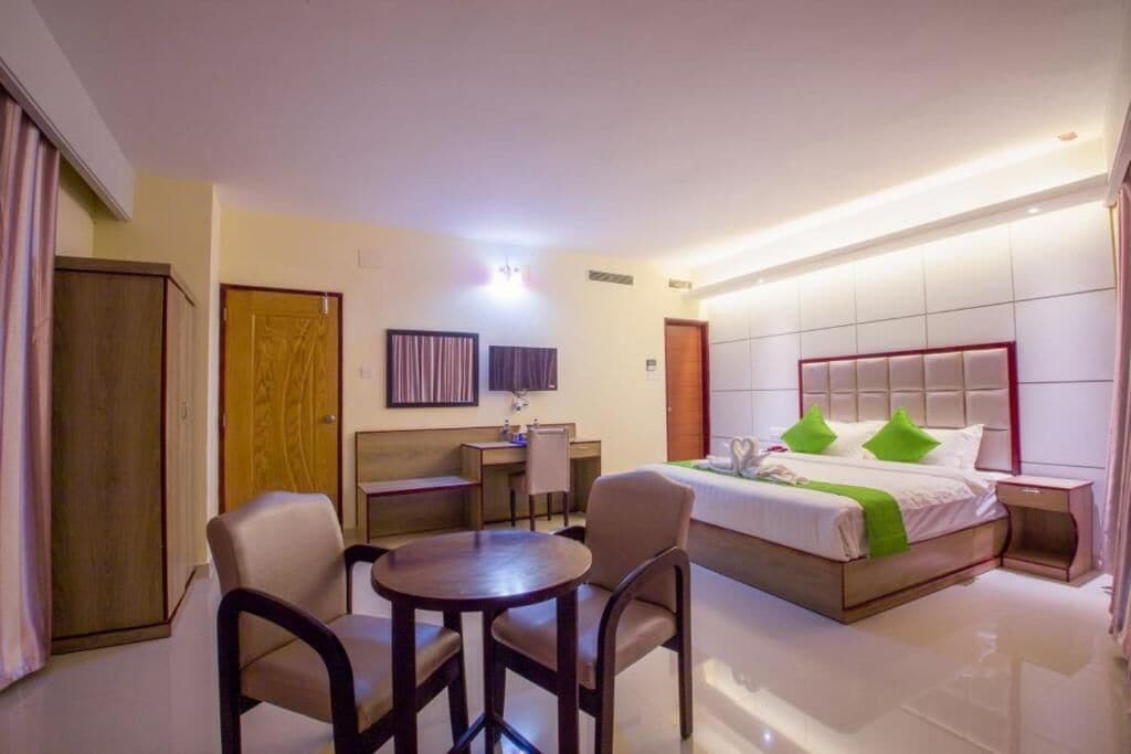 Desk, soundproofing, free WiFi, bed sheets