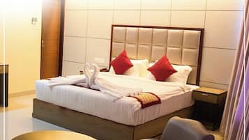 Desk, soundproofing, free WiFi, bed sheets